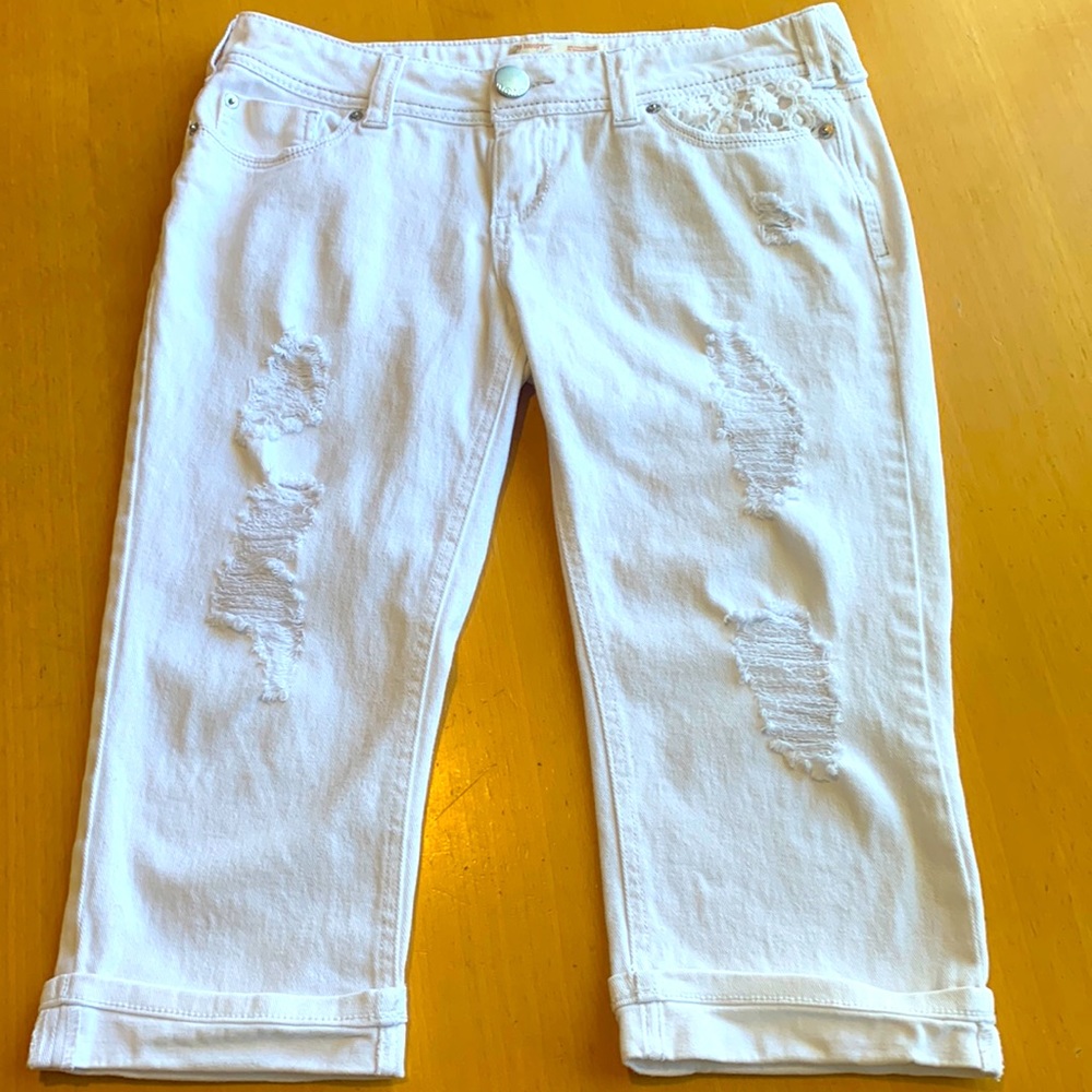 No Boundaries White low rise jean capris